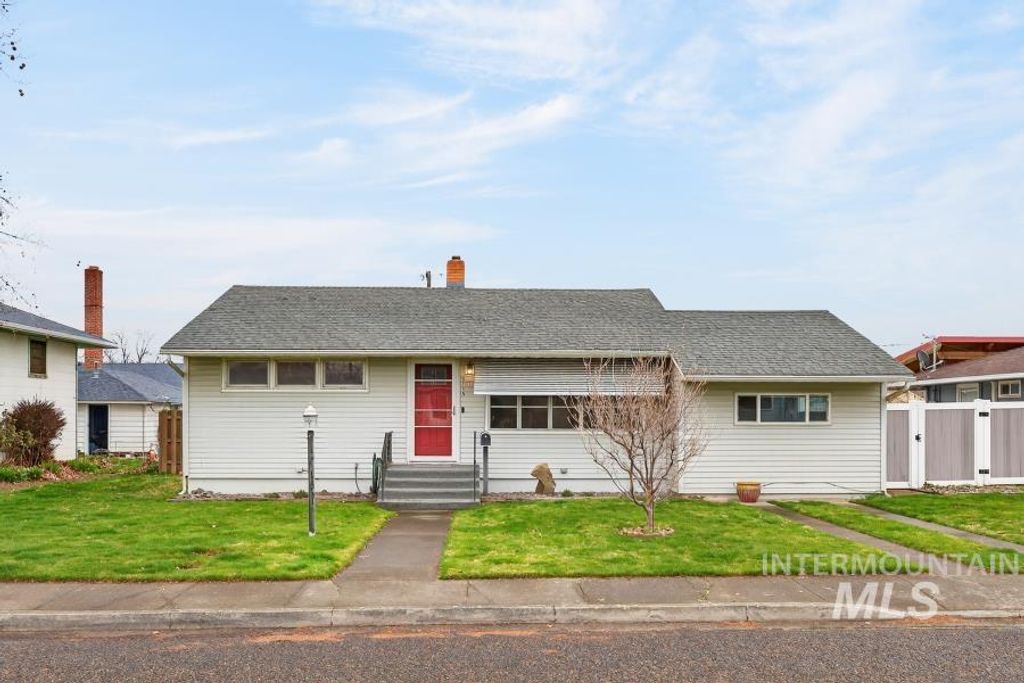 Photo of 1115 5th Street, Clarkston, WA 99403 (MLS # 98979307)