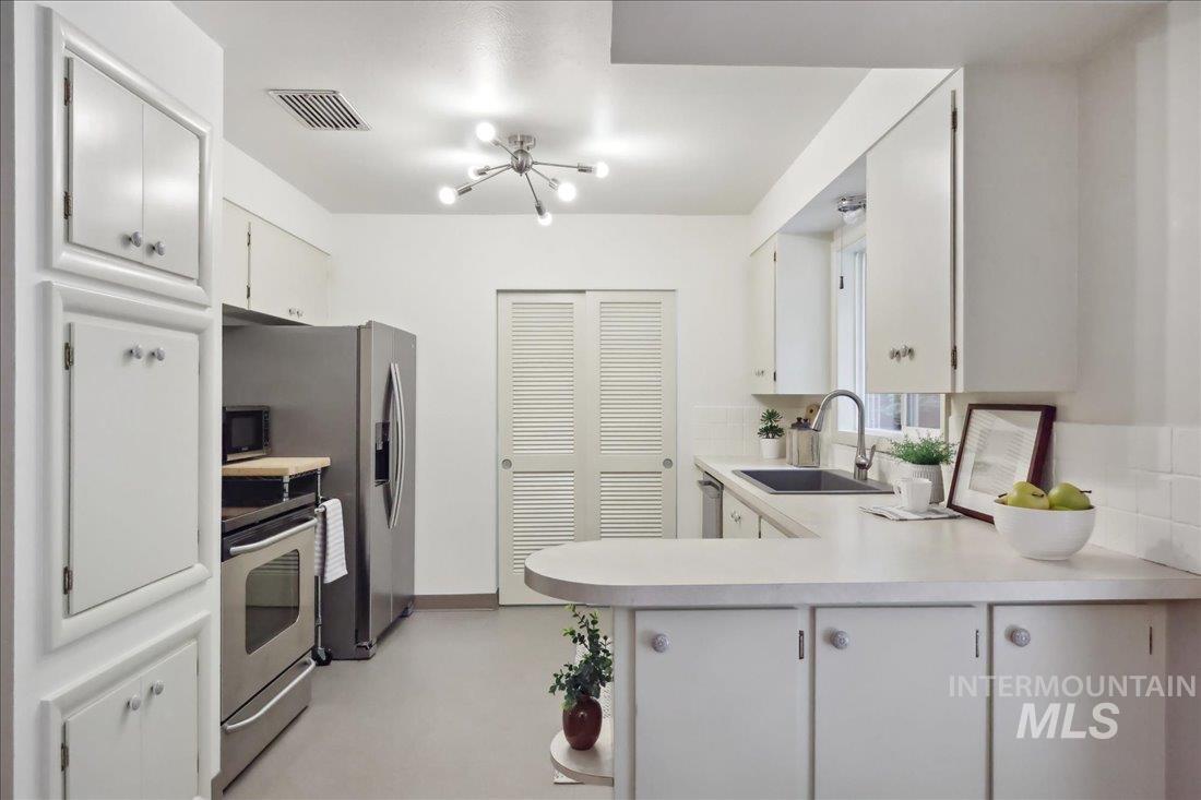 Boise, Idaho 83702, United States, 4 Bedrooms Bedrooms, ,3 BathroomsBathrooms,Residential,Active,135329