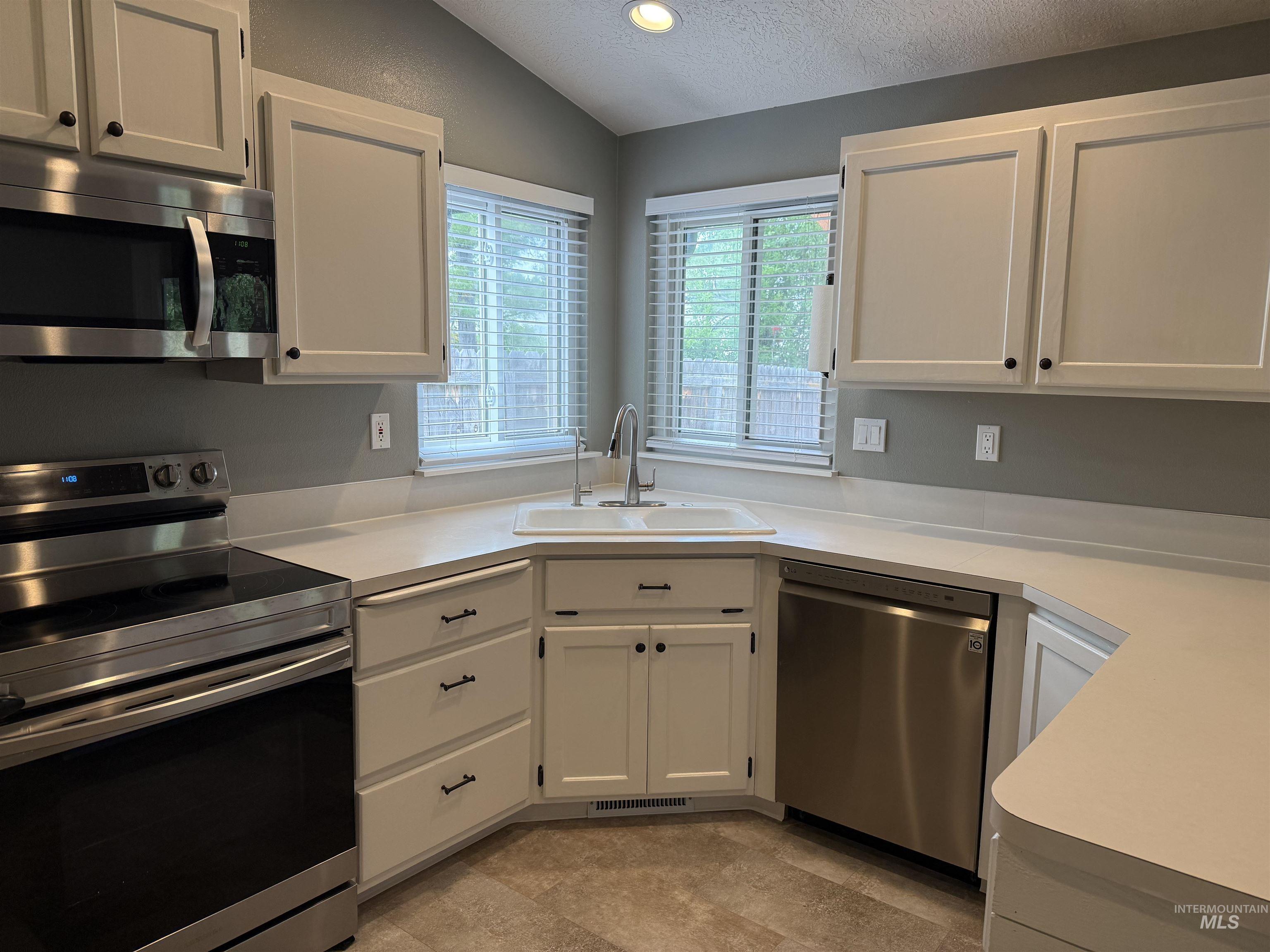 Meridian, Idaho 83646, United States, 3 Bedrooms Bedrooms, ,2 BathroomsBathrooms,Residential,Pending,118798