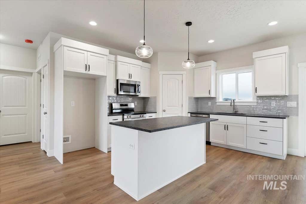 Photo of 907 Sierra St, Vale, OR 97918 (MLS # 98997340)