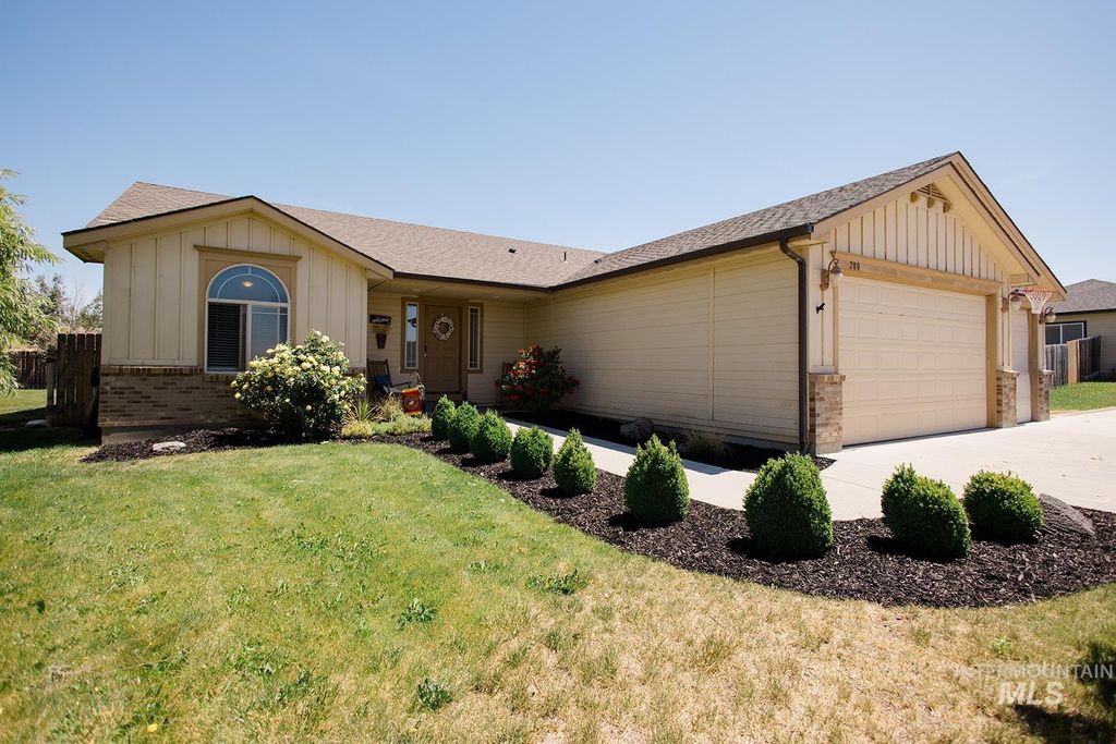 Photo of 280 NE Greystone Loop, Mountain Home, ID 83647 (MLS # 98990431)