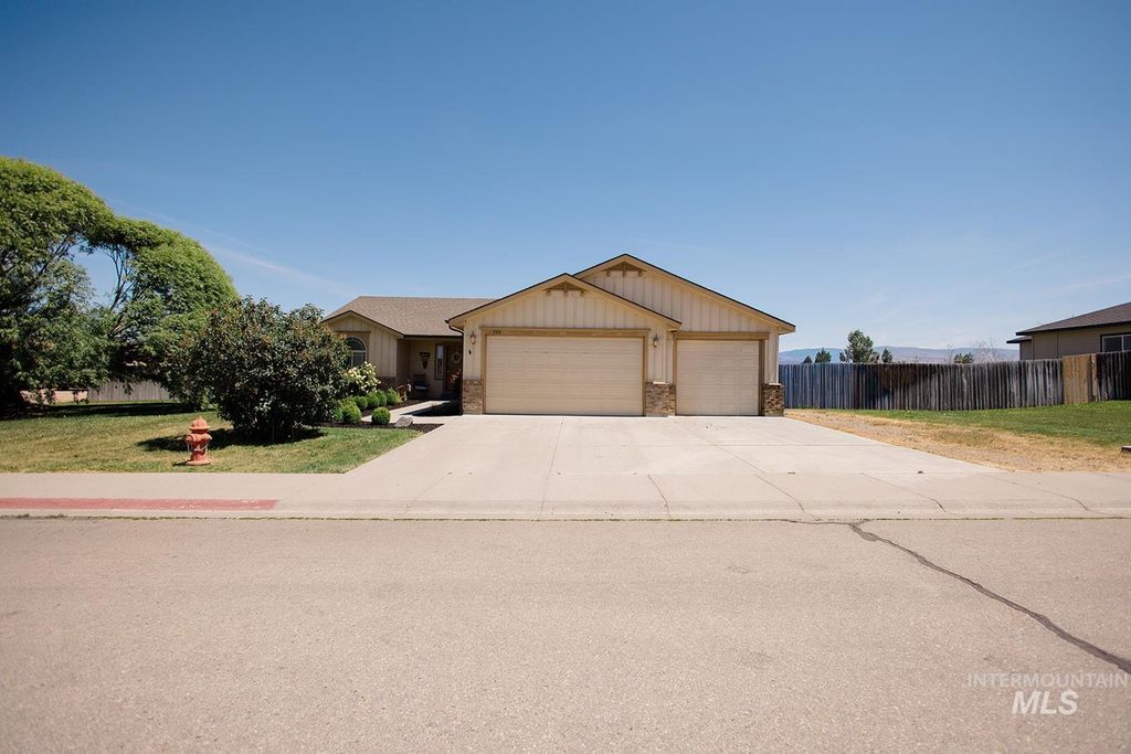 Photo of 280 NE Greystone Loop, Mountain Home, ID 83647 (MLS # 98990431)