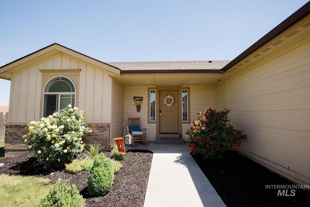 Photo of 280 NE Greystone Loop, Mountain Home, ID 83647 (MLS # 98990431)