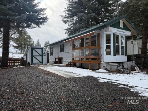 Photo of 13 F Street, Cascade, ID 83611 (MLS # 98974383)