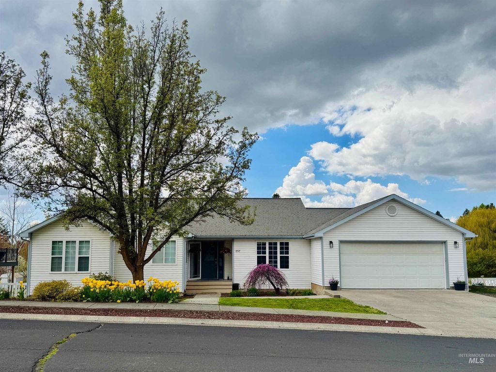 Photo of 237 Sunrise Dr, Moscow, ID 83843 (MLS # 98980475)