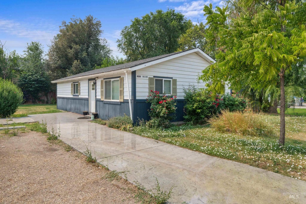Photo of 1029 W. Willow Ave, Nampa, ID 83651 (MLS # 98995714)