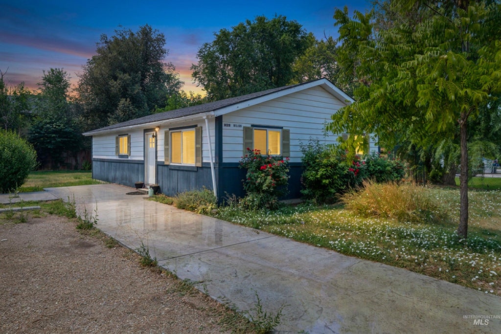 Photo of 1029 W. Willow Ave, Nampa, ID 83651 (MLS # 98995714)
