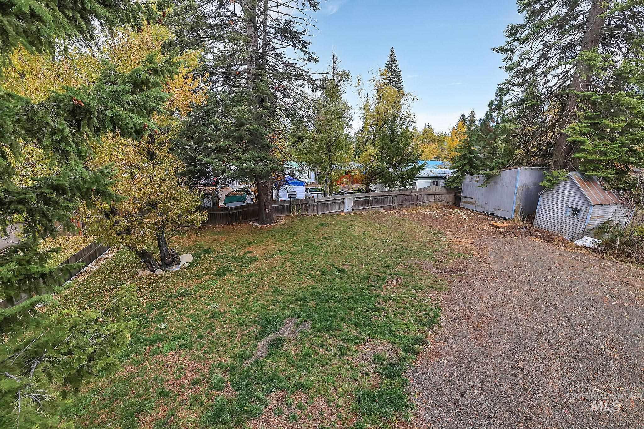 View of yard featuring a storage shed