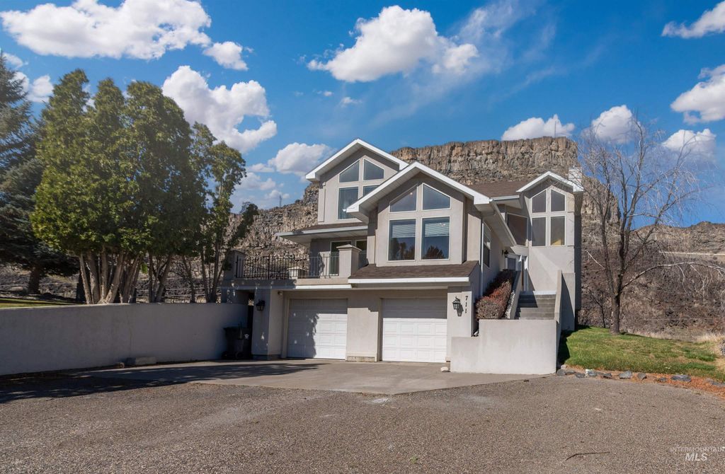 Photo of 711 Falls View Dr, Twin Falls, ID 83301 (MLS # 98977483)