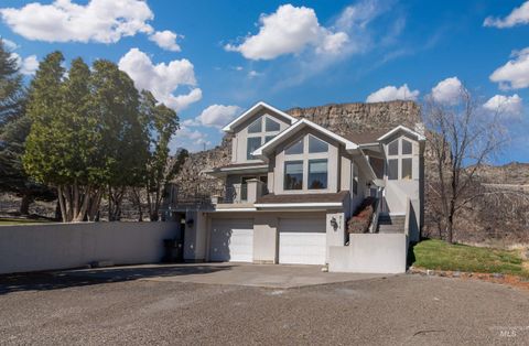 Photo of 711 Falls View Dr, Twin Falls, ID 83301 (MLS # 98977483)