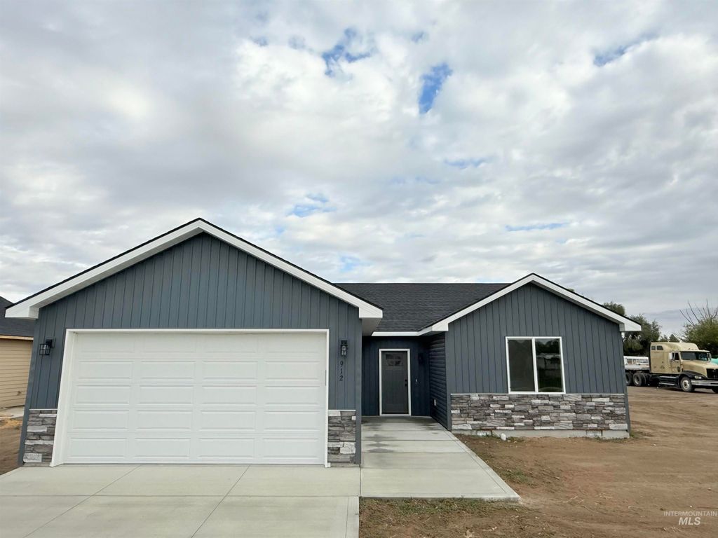 Photo of 912 13th St, Rupert, ID 83350 (MLS # 98963429)