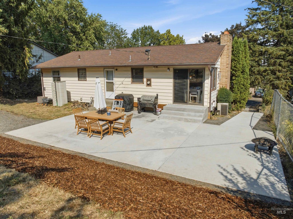 Photo of 323 N Grant St, Moscow, ID 83843 (MLS # 98998167)