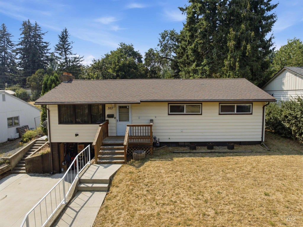 Photo of 323 N Grant St, Moscow, ID 83843 (MLS # 98998167)