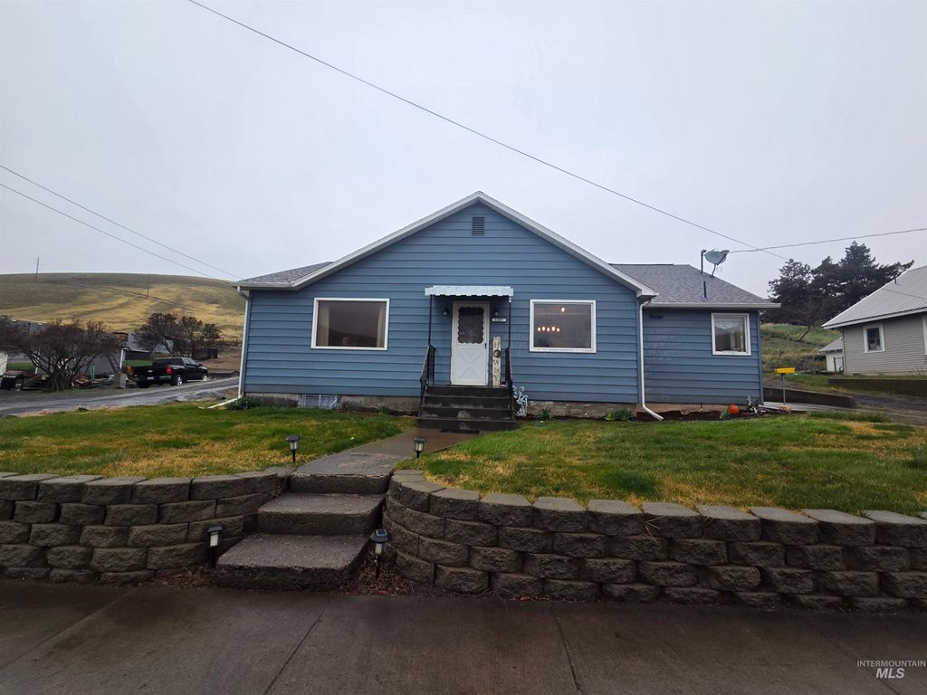 Photo of 1607 Main Street, Pomeroy, WA 99347 (MLS # 98978162)