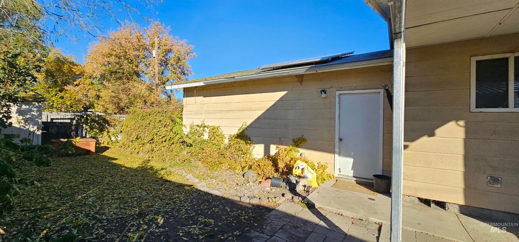 Photo of 555 15th St, Vale, OR 97918 (MLS # 98965958)