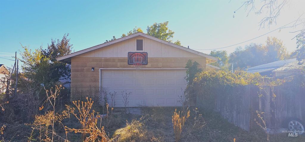 Photo of 555 15th St, Vale, OR 97918 (MLS # 98965958)