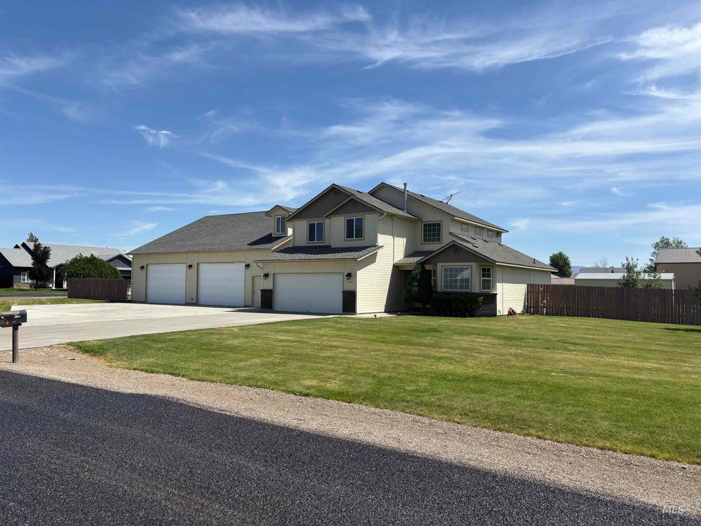 Photo of 1190 NW Bluegrass Cr Cir, Mountain Home, ID 83647 (MLS # 98956137)