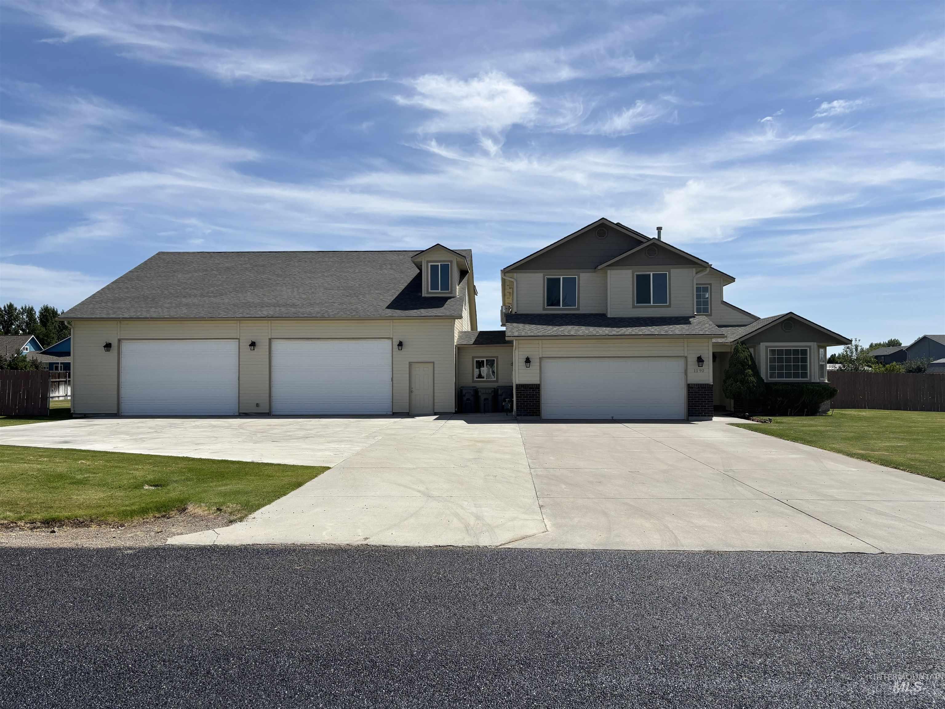 1190 NW Bluegrass Cr