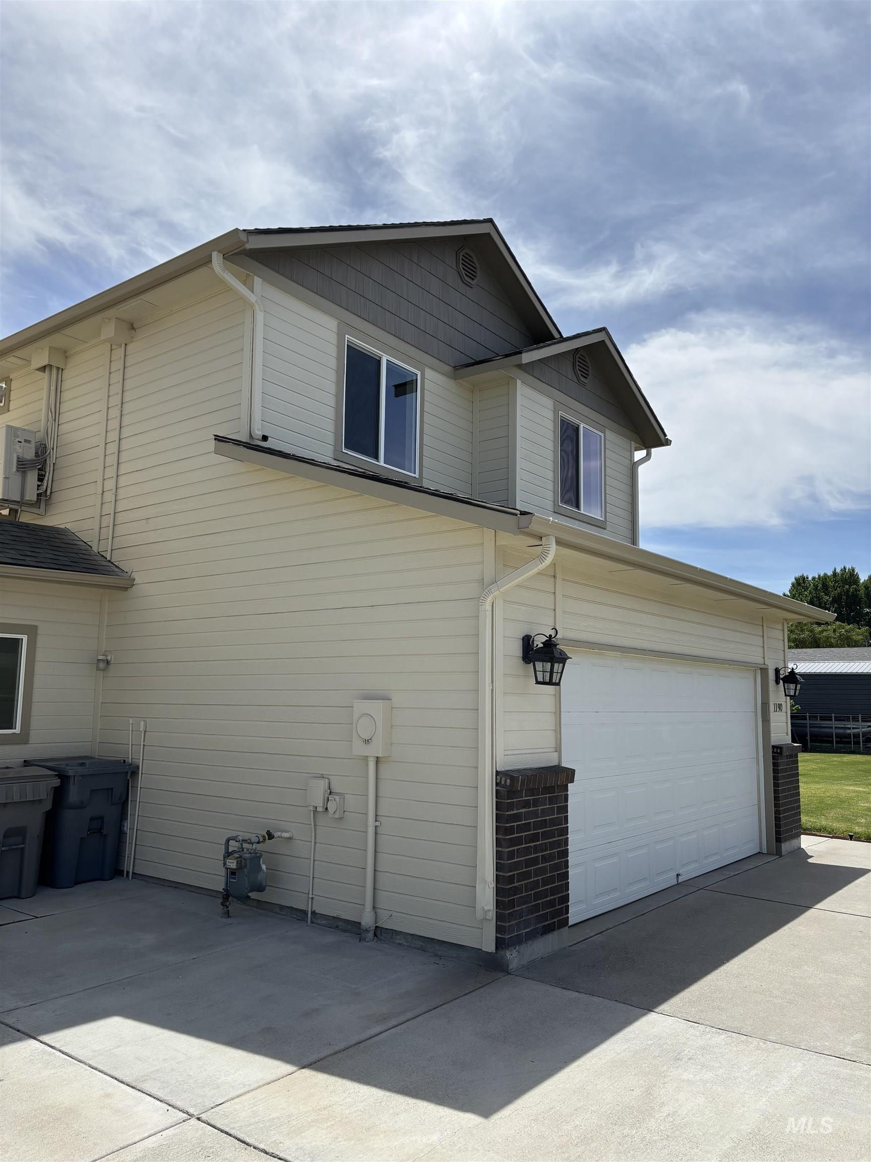 1190 NW Bluegrass Cr