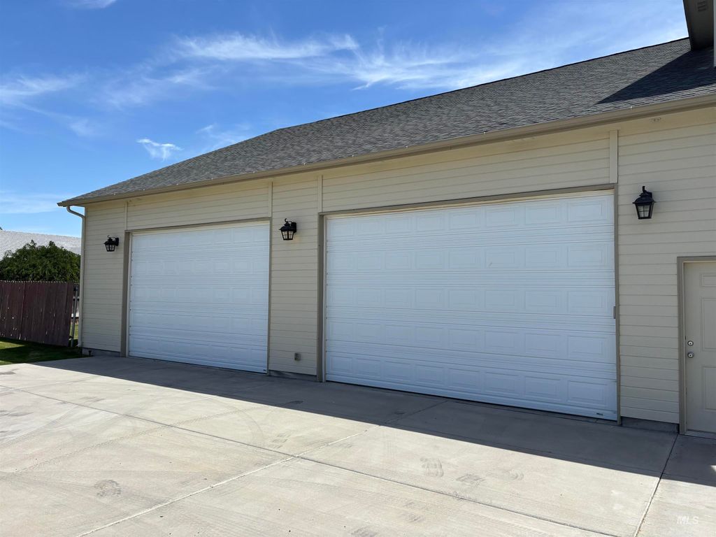 Photo of 1190 NW Bluegrass Cr Cir, Mountain Home, ID 83647 (MLS # 98956137)