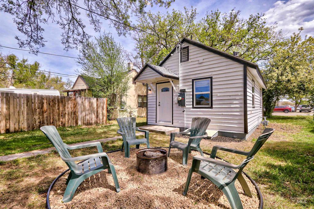 Photo of 215 S 11th, Mountain Home, ID 83647 (MLS # 98983002)