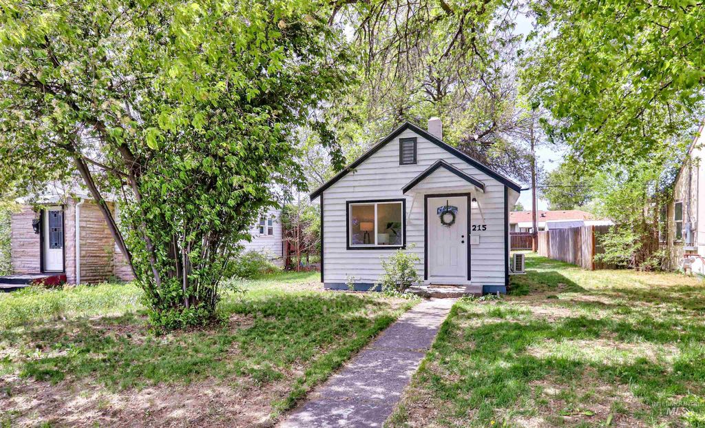 Photo of 215 S 11th, Mountain Home, ID 83647 (MLS # 98983002)