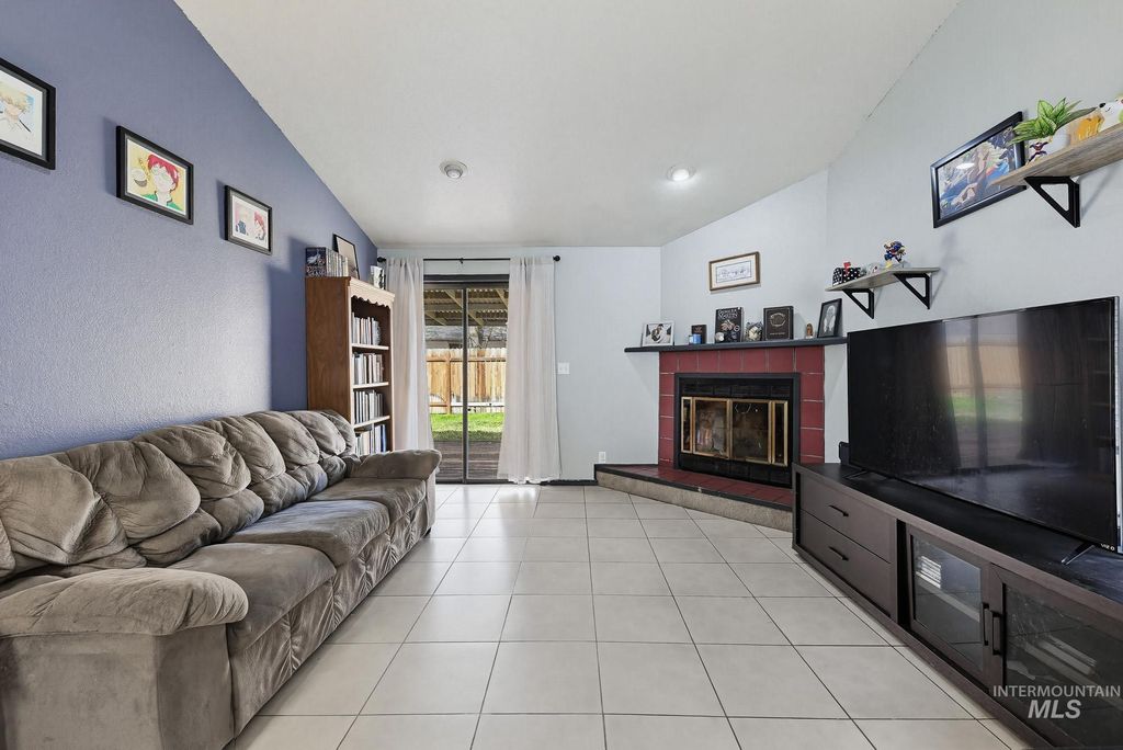 Photo of 8792 W Canterbury St, Boise, ID 83704 (MLS # 98978206)