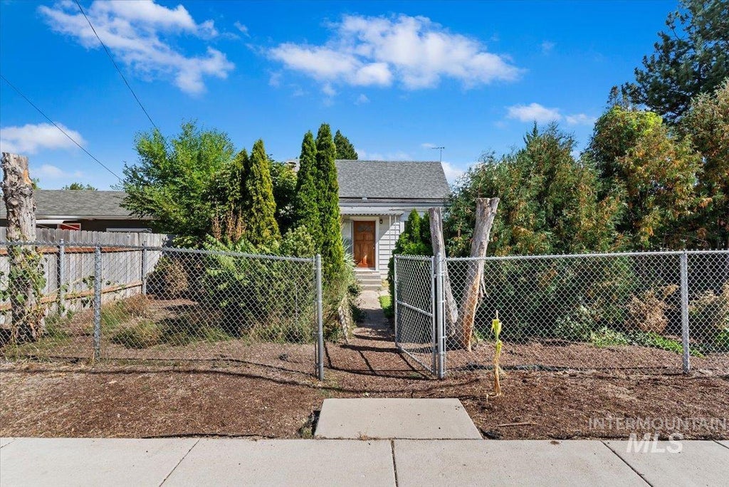 Photo of 810 S Roosevelt St, Boise, ID 83705 (MLS # 99001247)