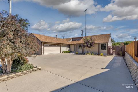 Photo of 1054 NW 2nd Ave, Ontario, OR 97914 (MLS # 98954589)