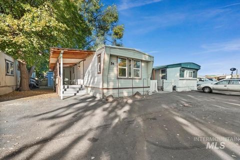 Photo of 571 Caldwell Blvd #Trlr 54, Nampa, ID 83651 (MLS # 98986951)