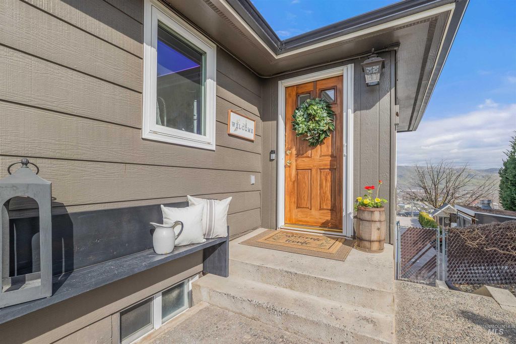 Photo of 1744 Valleyview Drive, Clarkston, WA 99403 (MLS # 98977344)