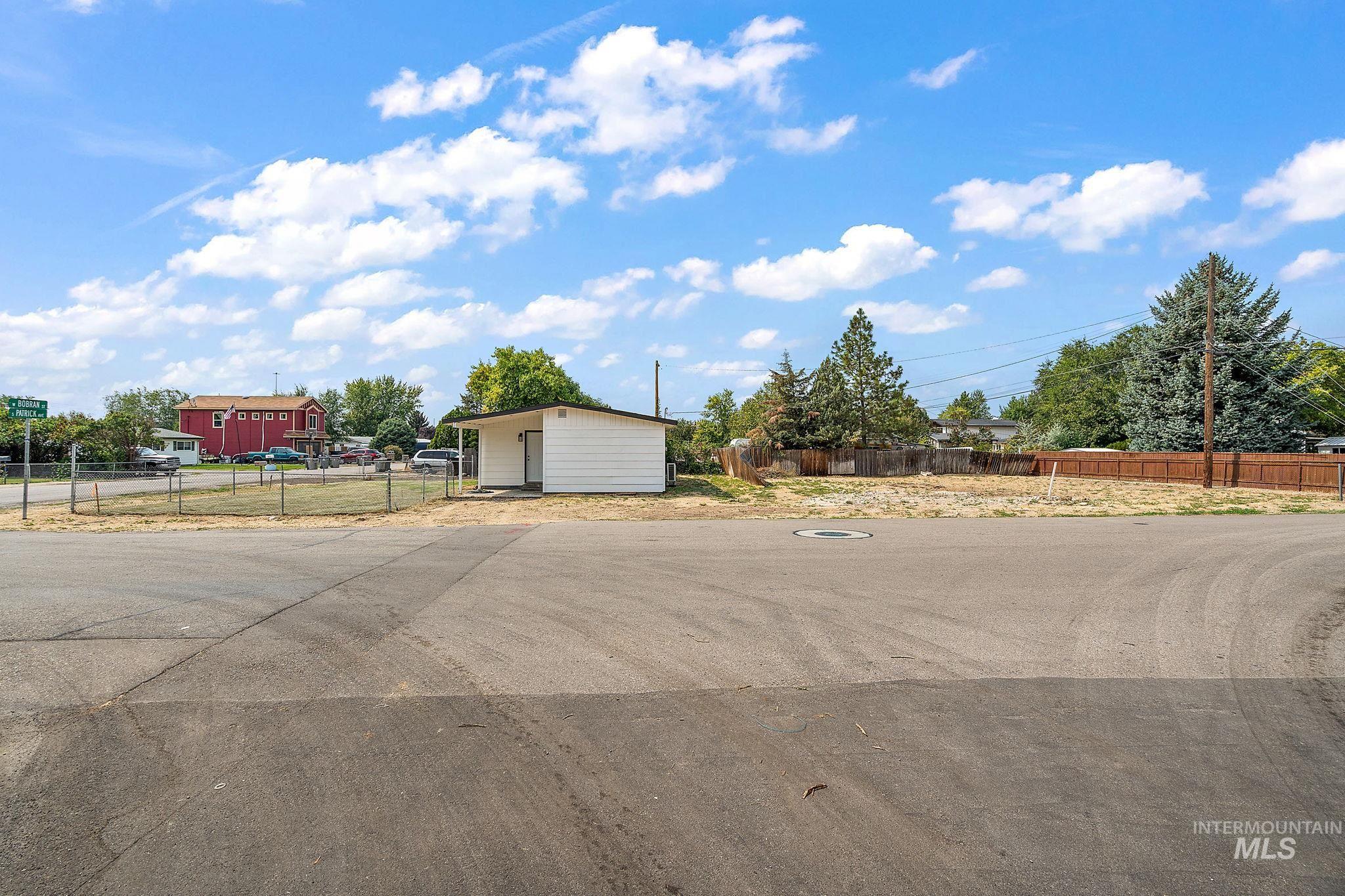 View of yard with an outdoor structure