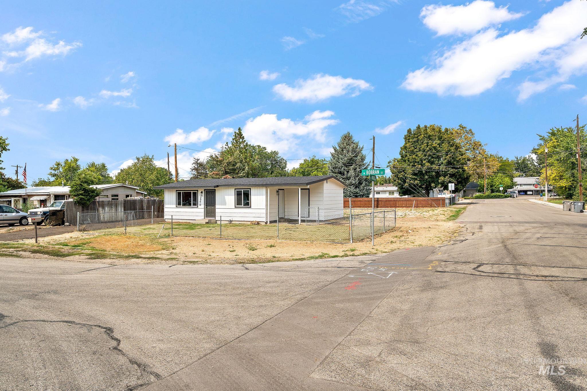 View of front facade featuring a fenced front yard