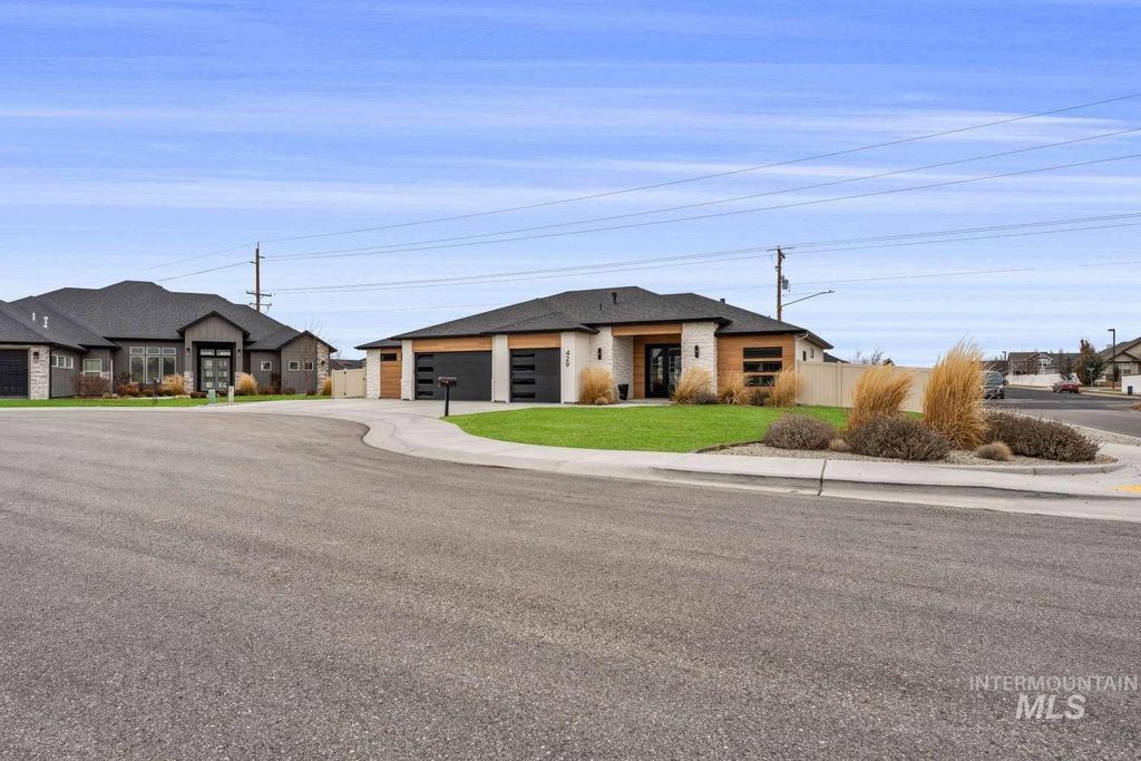 Photo of 429 Meadowview Lane N, Twin Falls, ID 83301 (MLS # 98973472)