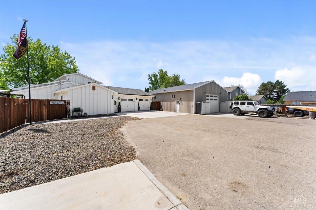 Photo of 821 S Cove Ln, Nampa, ID 83686 (MLS # 98985843)