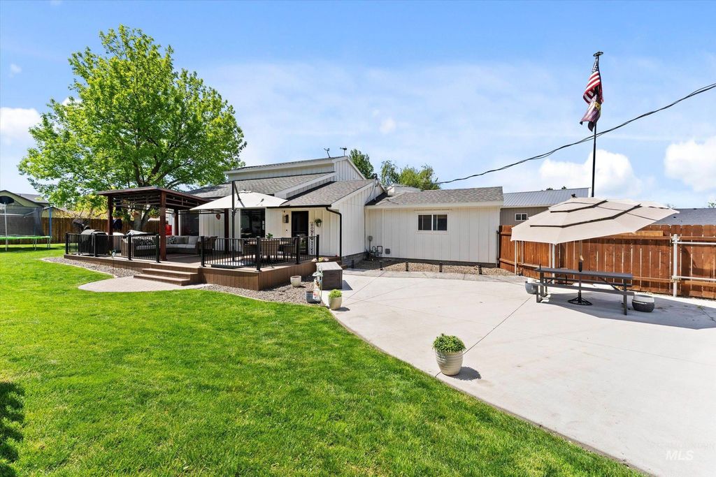 Photo of 821 S Cove Ln, Nampa, ID 83686 (MLS # 98985843)