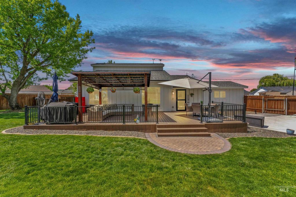 Photo of 821 S Cove Ln, Nampa, ID 83686 (MLS # 98985843)