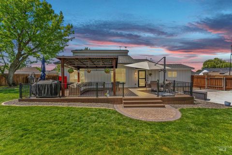 Photo of 821 S Cove Ln, Nampa, ID 83686 (MLS # 98985843)