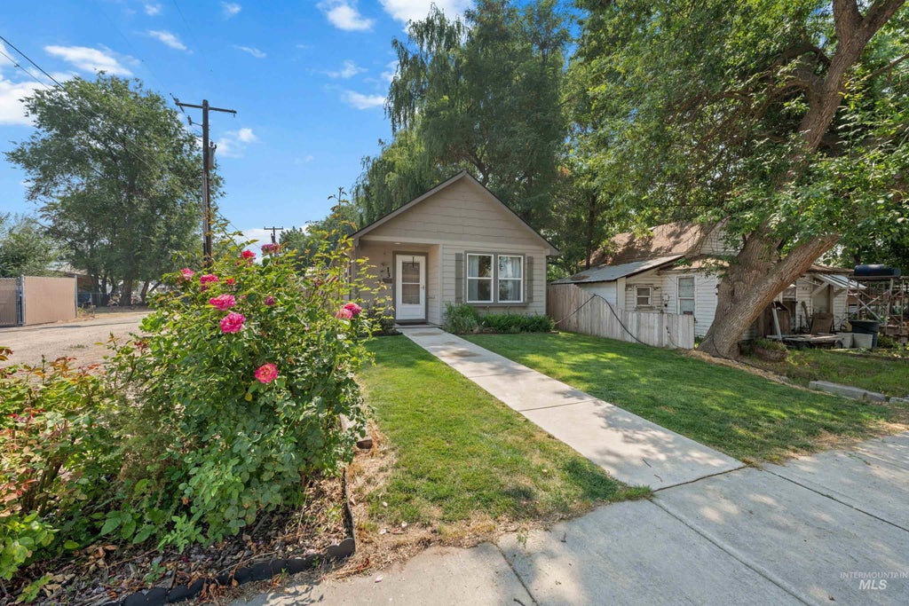 Photo of 13 S Hawthorne Ave, Middleton, ID 83644 (MLS # 98996206)
