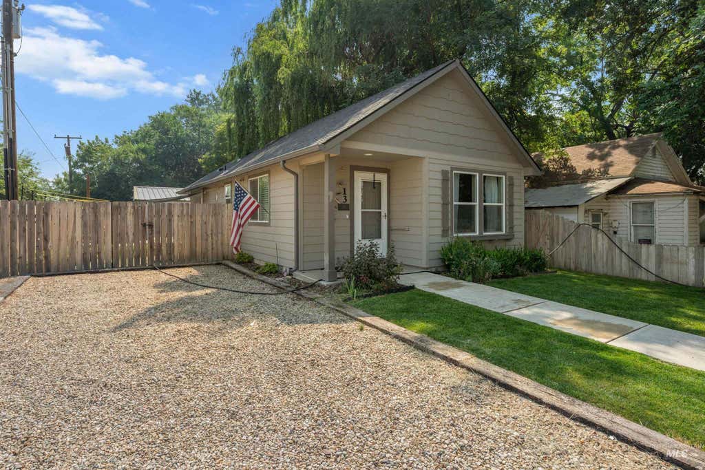 Photo of 13 S Hawthorne Ave, Middleton, ID 83644 (MLS # 98996206)
