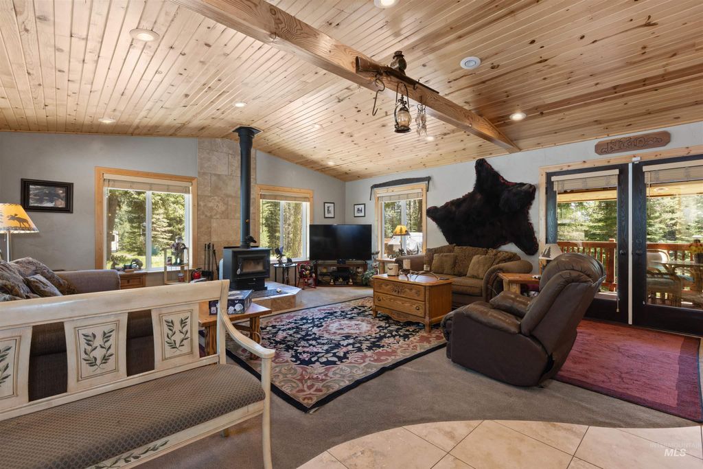 Photo of 1 Miller Ln, Cascade, ID 83611 (MLS # 98983841)