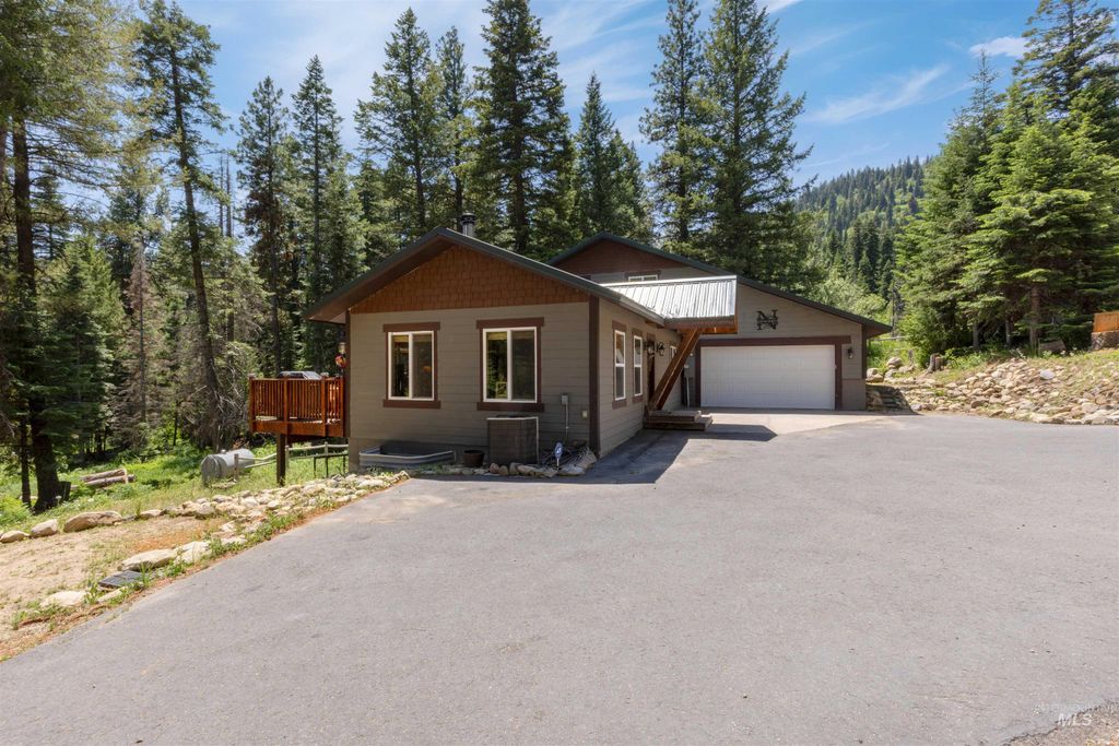 Photo of 1 Miller Ln, Cascade, ID 83611 (MLS # 98983841)