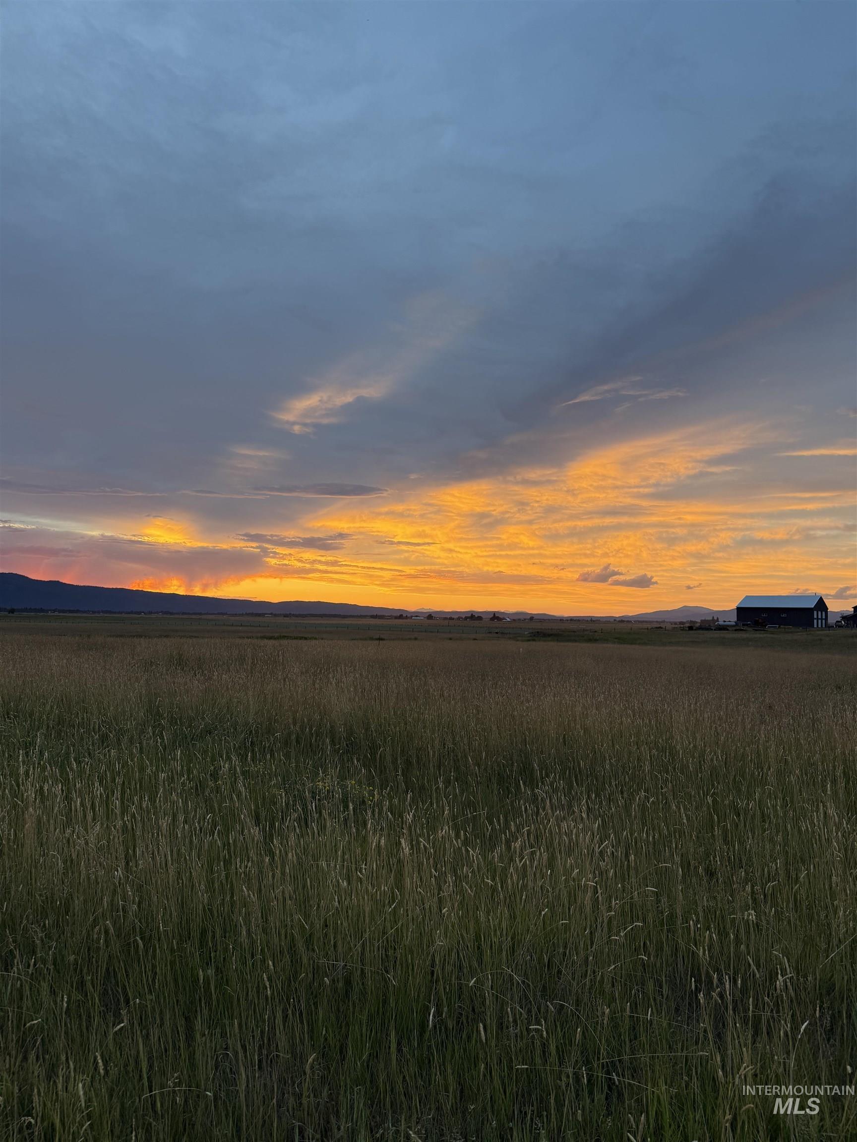 Nature at dusk featuring a view of rural / pastoral area