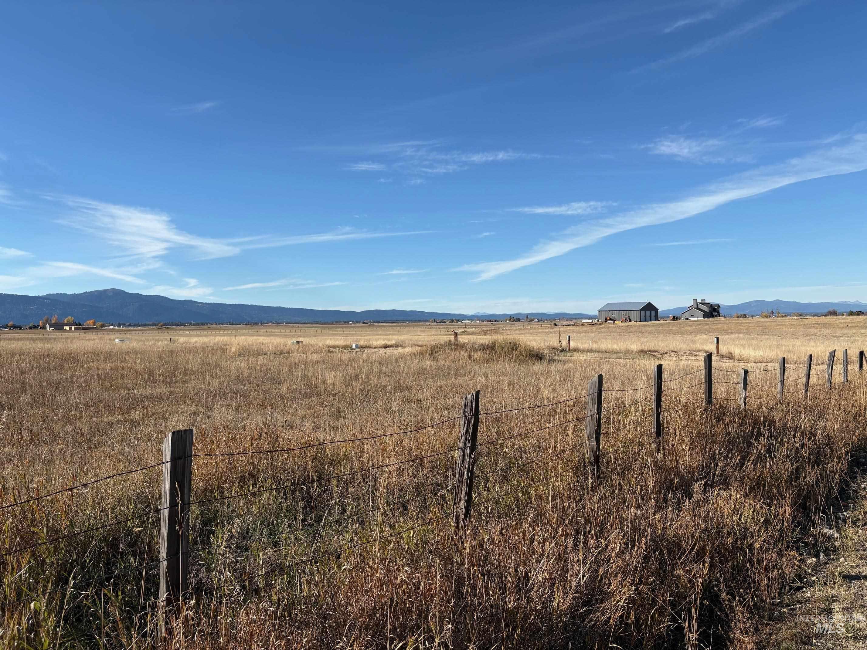 View of yard with a mountain view and a view of rural / pastoral area