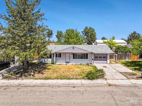 Photo of 906 19th Avenue East AVE, Jerome, ID 83338 (MLS # 98987088)
