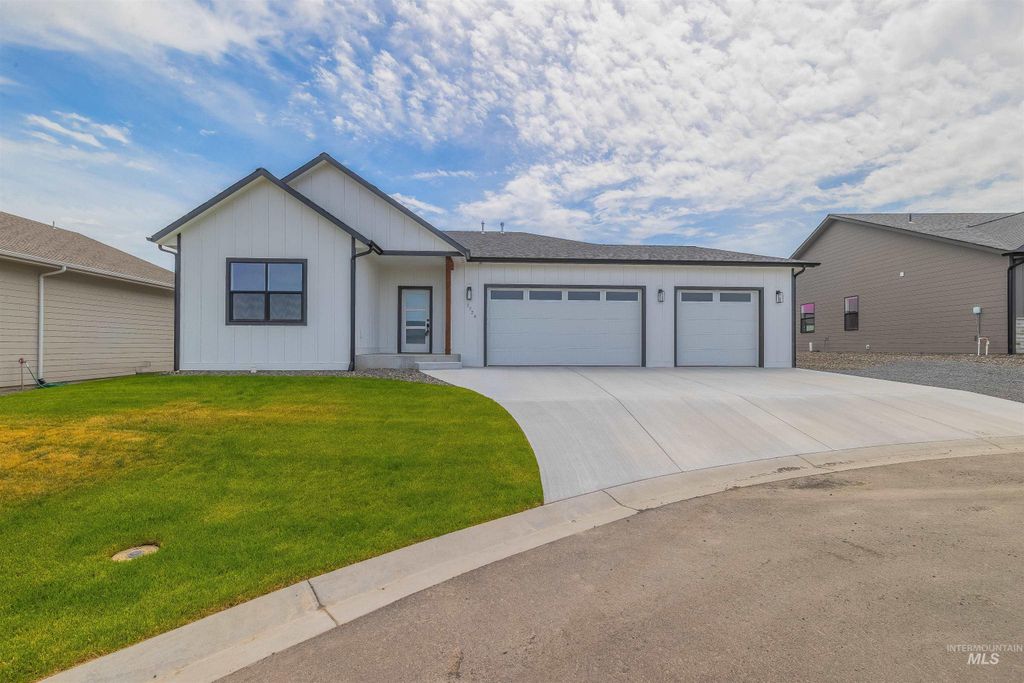 Photo of 1724 Pathway Court, Lewiston, WA 99403 (MLS # 98977333)