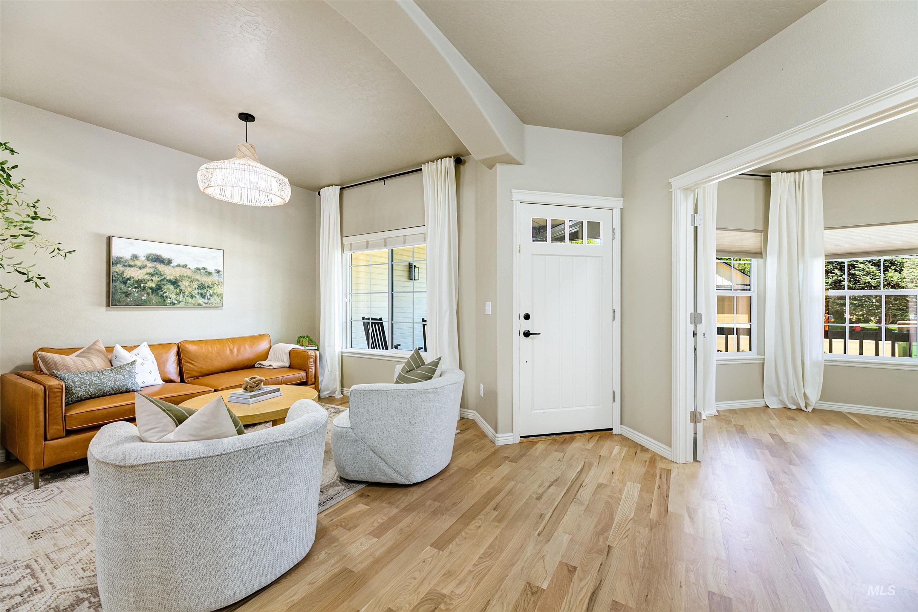 2571 W Astonte