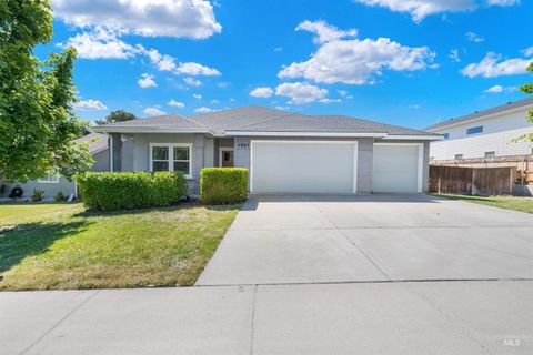 Photo of 1567 NE Cinder Loop, Mountain Home, ID 83647 (MLS # 98985218)