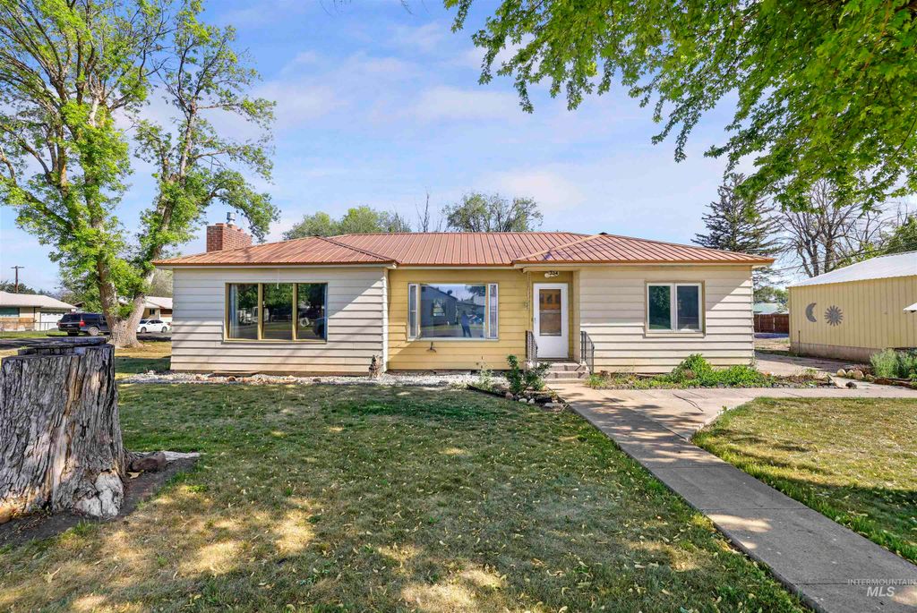 Photo of 334 12th Ave W, Gooding, ID 83330 (MLS # 98986042)