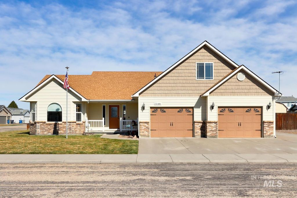 Photo of 1300 NW Pintail St, Mountain Home, ID 83647 (MLS # 98977698)